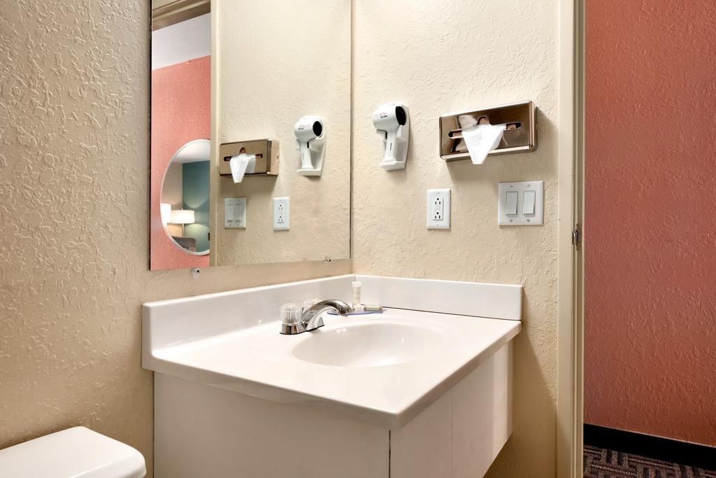 Rodeway Inn Ефингам Екстериор снимка